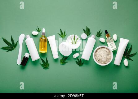 Set von Hanf Hautpflege Kosmetik in weißen Mockup Verpackung. Feuchtigkeitsspendende Creme, Serum, Lotion, CBD-Öl, ätherisches Öl Cannabisblätter. Flach auflegen Stockfoto