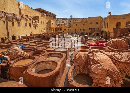 Chouara Tannery ist eine der drei Gerbereien in der Stadt Fez, Marokko. Es ist die größte Gerberei der Stadt und eine der ältesten. Stockfoto