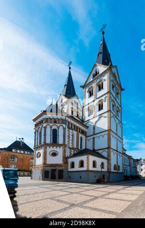 Blick auf die St. Peter‘Kirche in der Altstadt von Bacharch. Rheintal, Rheinland-Pfalz, Deutschland, Europa Stockfoto