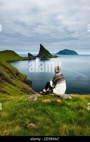 Eine Pause bei einer langen Wanderung, mit Blick auf die Felsformationen auf der Insel Vagar (Färöer-Inseln) Stockfoto