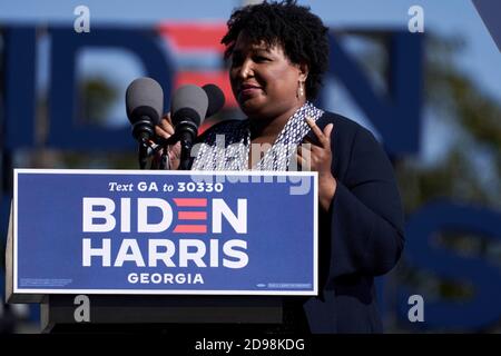 Atlanta, Usa. November 2020. Stacey Abrams adressiert Drive-in-Rallye am Wahlabend, um die Abstimmung für Joe Biden, Jon Ossopf und Raphael Warnock am 2. November 2020 in Atlanta, Georgia Kredit: Sanjeev Singhal/The News Access Kredit: The Photo Access/Alamy Live News Stockfoto