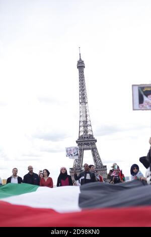 Am 28. August 2014 versammelten sich Anhänger des palästinensischen Volkes auf dem Trocadero-Platz in Paris, um die Kolonisierung der palästinensischen Gebiete anzuprangern Stockfoto