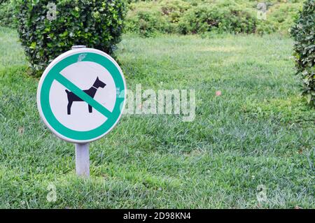 Keine Hunde erlaubt Schild auf der Grünfläche; halten Sie die Wiese im Park; Runde Warnschild Stockfoto