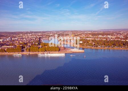 Deutsches Eck, Deutsche Ecke, der Zusammenfluss von Rhein und Mosel mit der Reiterstatue von Kaiser Wilhelm in Koblenz, Rheinland-Palati Stockfoto