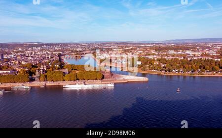 Deutsches Eck, Deutsche Ecke, der Zusammenfluss von Rhein und Mosel mit der Reiterstatue von Kaiser Wilhelm in Koblenz, Rheinland-Palati Stockfoto