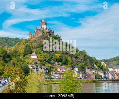 Reichsburg Cochem, Cochem Kaiserburg, Wahrzeichen auf einem Berggipfel 100 Meter über der Stadt Cochem, Mittelmosel, Mosel, Rheinland-Pfalz Stockfoto