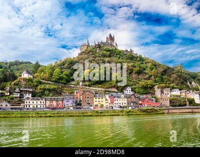 Reichsburg Cochem, Cochem Kaiserburg, Wahrzeichen auf einem Berggipfel 100 Meter über der Stadt Cochem, Mittelmosel, Mosel, Rheinland-Pfalz Stockfoto