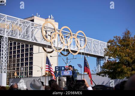 Atlanta, Usa. November 2020. Stacey Abrams spricht die Drive-in-Kundgebung am Wahlabend an, um die Abstimmung für Joe Biden, Jon Ossopf und Raphael Warnock am 2. November 2020 in Atlanta, Georgia zu erhalten.Kredit: Sanjeev Singhal/der Nachrichtenzugang Kredit: Der Fotozugang/Alamy Live Nachrichten Stockfoto