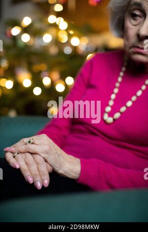 Nahaufnahme Von Traurigen Und Einsamen Älteren Frau Weihnachten Allein Zu Hause Verbringen Stockfoto