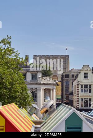 Blick Auf Norman Castle Und Bunte Marktstände In Der Stadt Von Norwich in Norfolk UK Stockfoto