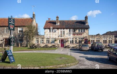 The Crown, ein traditionelles Landgasthaus im Dorf Hutton-le-Hole, North Yorkshire Stockfoto