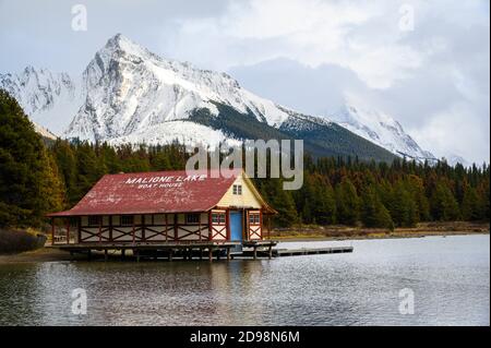 Maligne Lake und Bootshaus im Jasper National Park Stockfoto