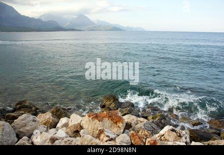 Malerisches Meer im Hintergrund der Berge und felsigen Küste In Kemer in der Türkei Stockfoto