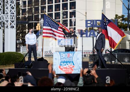 Atlanta, Usa. November 2020. Präsident Barack Obama spricht am Vorabend der Wahlen über die Drive-in-Kundgebung, um am 2. November 2020 in Atlanta, Georgia, die Wahl für Joe Biden, Jon Ossopf und Raphael Warnock zu erhalten Kredit: Sanjeev Singhal/The News Access Kredit: The Photo Access/Alamy Live News Stockfoto