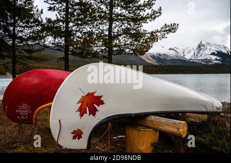 Kanus zum Mieten im Jasper National Park Stockfoto