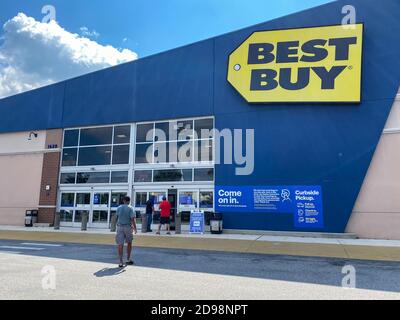 Orlando, FL/USA - 10/14/20: Die Außenfassade einer Best Buy-Elektronikeinzelhandelskette in Orlando, Florida. Stockfoto