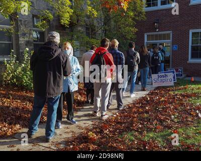 Huntingdon, Pennsylvania, USA. November 2020. Lange Schlangen warten am frühen Morgen Pennsylvania Wähler auf der Juanita College Wahllokal. Quelle: Sue Dorfman/ZUMA Wire/Alamy Live News Stockfoto