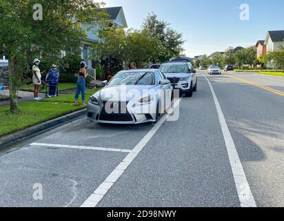 Orlando,FL/USA-7/31/20: Ein silbernes Lexus-Automobil ohne Reifen nach Dieben entfernt sie während der Nacht in der Laureate Park Nachbarschaft von Orlan Stockfoto