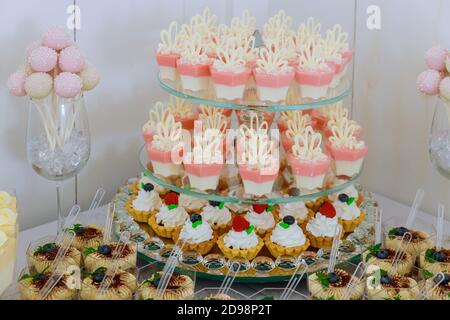 Verschiedene Mini-Desserts auf Party- oder Banketttisch. Catering-Essen. Stockfoto