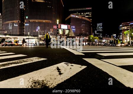 Tokio, Japan - 14. Januar 2010: Fußgänger überqueren die Straße im Herzen des Ginza-Distrikts in Tokio. Stockfoto