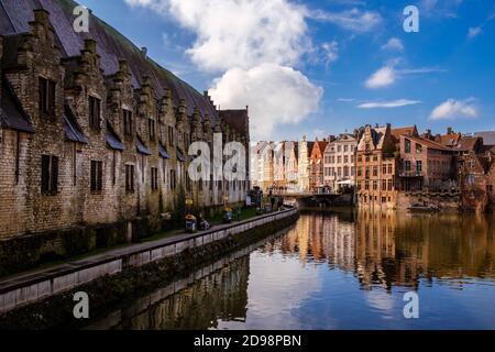 Gent, Flandern, Belgien - MÄRZ 11 2018: Schöne Aussicht auf die Leie und mittelalterliche Fassaden in der Altstadt. Stockfoto