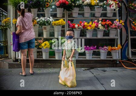 Kuala Lumpur, Malaysia. November 2020. Ein Kind, das eine Maske trägt, wird in Kuala Lumpur, Malaysia, 3. November 2020 gesehen. Quelle: Chong Voon Chung/Xinhua/Alamy Live News Stockfoto