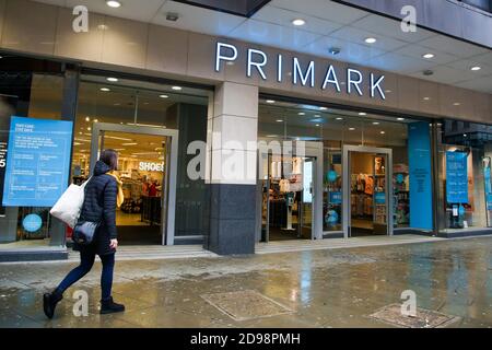 London, Großbritannien. November 2020. Eine Frau geht an einem Zweig von Primark in London vorbei. Kredit: Dinendra Haria/SOPA Images/ZUMA Wire/Alamy Live Nachrichten Stockfoto