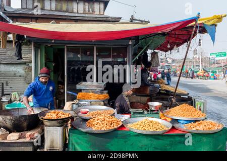 Blick auf einen Straßenladen, der lokale Speisen und Süßigkeiten verkauft Auf den Straßen von Srinagar Stockfoto