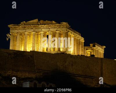 Goldene Ära. Die Nacht bedeckte Akropolis mit seinem dunklen Schleier, in Athen, Griechenland, aber travel Beleuchtung hebt travel herrliche Abbildung des Parthenon Bügels hervor. Stockfoto