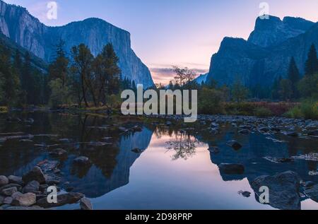 Ikonischer Blick auf das Yosemite Valley am Merced River im Spätherbst, Yosemite National Park, Kalifornien, USA, im Morgengrauen. Stockfoto