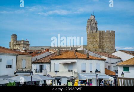 Die befestigte Kirche Notre-Dame-de-la-Merraing hinter den Häusern von Saintes-Maries-de-la-Mer, Camargue, Bouches-du-Rhône Department, Süd-Fr. Stockfoto