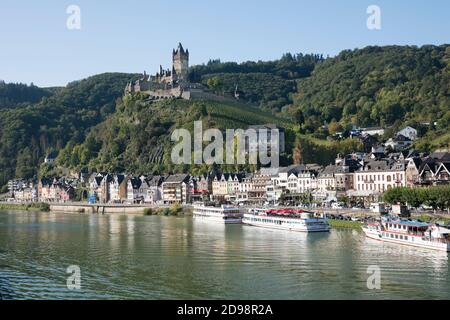 Die herrliche Reichsburg Cochem (Cochemer Reichsburg) mit Dorf und die Mosel im Vordergrund, Cochem, Rheinland-Pfalz, Deutschland, Stockfoto