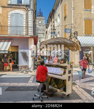 Klavierspieler auf dem Place du Postel in der antiken Stadt Luberon in Apt, Vaucluse, Provence-Alpes-Côte d'Azur, Südfrankreich Stockfoto