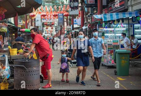 Kuala Lumpur, Malaysia. November 2020. Maskierte Menschen gehen auf einer Straße in Kuala Lumpur, Malaysia, 3. November 2020. Quelle: Chong Voon Chung/Xinhua/Alamy Live News Stockfoto