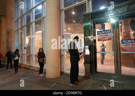 Washington, USA. November 2020. Die Wähler stehen vor einem Wahllokal in Arlington, Virginia, USA, am 3. November 2020 zur Wahl. Die Wähler in den großen Städten an der Ostküste der Vereinigten Staaten begannen am frühen Dienstag, ihre Stimmabgabe abzusetzen, da sich im ganzen Land weiterhin Umfragen öffnen, um über die Präsidentschaft zu entscheiden. Quelle: Liu Jie/Xinhua/Alamy Live News Stockfoto