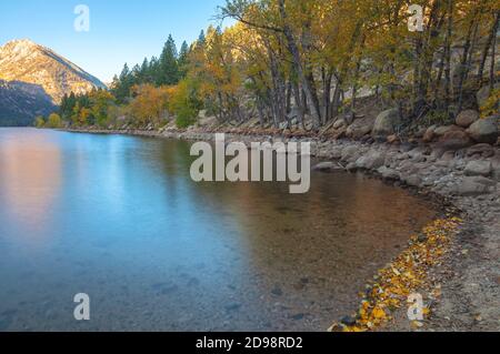 Malerische Aussicht auf Twin Lakes, Bridgeport, Kalifornien, USA, am frühen Morgen im Herbst. Stockfoto