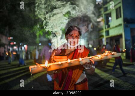 Dhaka, Dhaka, Bangladesch. November 2020. Hindu-Anhänger feiern Rakher Upobash, eine Gelegenheit der Hindu-Religiösen in Shri Shri Lokanath Brahmachar Ashram und während ihres Fastenprogramms namens Kartik Brati oder Rakher Upobash in Baradi in Narayangonj, Bangladesch am 03. November 2020. Kredit: Zabed Hasnain Chowdhury/ZUMA Wire/Alamy Live Nachrichten Stockfoto