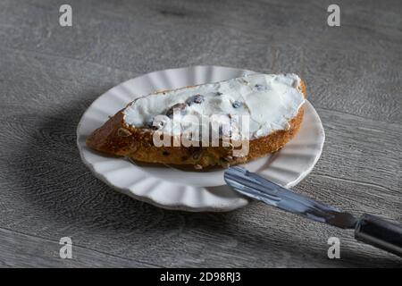 Scheibe Sauerteig mit Frischkäse und Rosinen Stockfoto