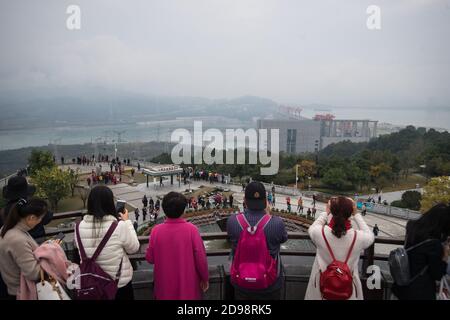 (201103) -- YICHANG, 3. November 2020 (Xinhua) -- Menschen besuchen den malerischen Ort Tanziling in der Nähe des Staudamms der drei Schluchten in der Stadt Yichang, der zentralchinesischen Provinz Hubei, am 1. November 2020 wurde das Projekt der drei Schluchten, das den Wasserfluss auf dem chinesischen Jangtse-Fluss verwaltet, offiziell als vollständig und voll funktionsfähig zertifiziert, wie die Behörden am Sonntag mitteilten. Das chinesische Ministerium für Wasserressourcen und die Nationale Entwicklungs- und Reformkommission gaben den offiziellen Vollabschluss des Bauvorhabens bekannt und sagten, dass es alle Entwurfsanforderungen erfüllt, eine gute Gesamtleistung und eine gute Leistung bietet Stockfoto