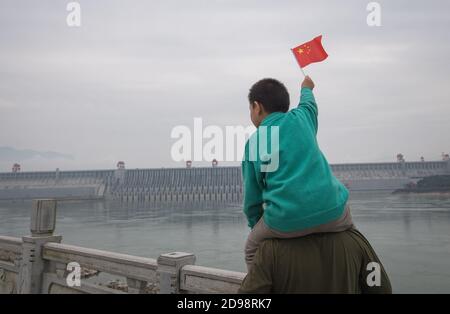 (201103) -- YICHANG, 3. November 2020 (Xinhua) -- Besucher besuchen einen Park in der Nähe des drei-Schluchten-Projekts in der Stadt Yichang, der zentralchinesischen Provinz Hubei, 1. November 2020. Das drei-Schluchten-Projekt, das den Wasserfluss auf dem chinesischen Jangtse-Fluss steuert, wurde offiziell als vollständig und voll funktionsfähig zertifiziert, gaben die Behörden am Sonntag bekannt. Das chinesische Ministerium für Wasserressourcen und die Nationale Entwicklungs- und Reformkommission gaben den offiziellen Vollabschluss des Bauvorhabens bekannt und sagten, dass es alle Entwurfsanforderungen erfüllt, eine gute Gesamtleistung hat und die wichtigsten Anforderungen erfüllt Stockfoto