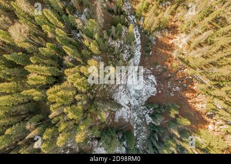 Drohnenaufnahme des teilweise gefrorenen Wasserfalls in Dunton Hot Springs, Colorado Stockfoto