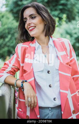 Schöne und selbstbewusste Geschäftsfrau posiert für die Kamera Stockfoto