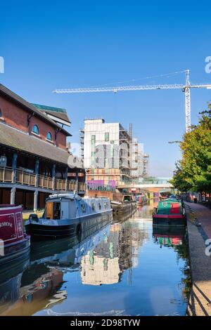 Kanalboote auf dem Oxford-Kanal in Banbury durch die neue Castle Quay Waterfront Entwicklung. Banbury, Oxfordshire, England Stockfoto