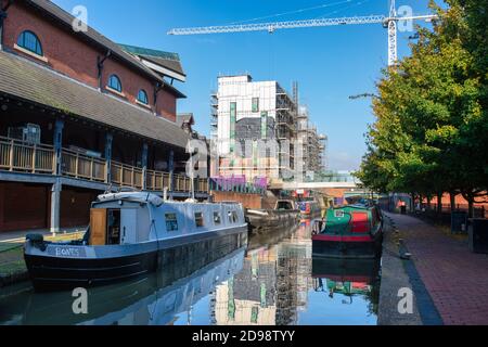 Kanalboote auf dem Oxford-Kanal in Banbury durch die neue Castle Quay Waterfront Entwicklung. Banbury, Oxfordshire, England Stockfoto