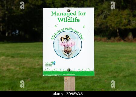 All Ireland Pollinator Plan Schild für die Bedeutung der Hummeln für eine gesunde Tierwelt und Umwelt im Killarney National Park, Irland Stockfoto