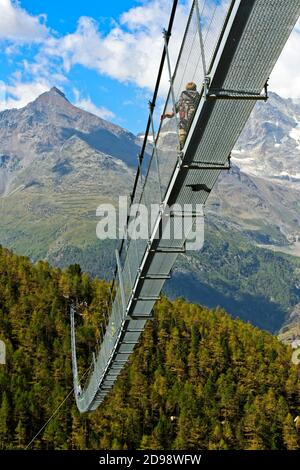 Wanderer auf der Charles Kuonen Hängebrücke, Randa, Wallis, Schweiz Stockfoto