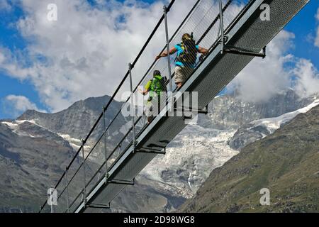 Wanderer auf der Charles Kuonen Hängebrücke, Randa, Wallis, Schweiz Stockfoto