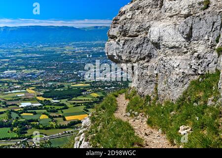 Blick auf die Stadt Genf vom Panorama-Balkonweg La Corraterie, Weg zum Mont Salève Gipfel, Collonges-sous-Salève, Haute-Savoie, Frankreich Stockfoto