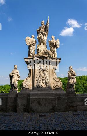 St. Wenzel Statue vor dem Jesuitenkolleg in der Nähe der St. Barbaras Kirche, Kutna Hora, sonniger Sommertag, Tschechische Republik Stockfoto