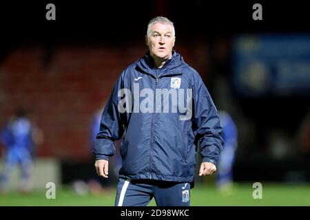 Cleethorpes, Großbritannien. November 2020. Barrow Assistant Manager Rob Kelly während des Sky Bet League 2 Spiels zwischen Grimsby Town und Barrow im Blundell Park, Cleethorpes am Dienstag, 3. November 2020. (Kredit: Mark Fletcher, Mi News) Kredit: MI Nachrichten & Sport /Alamy Live Nachrichten Stockfoto